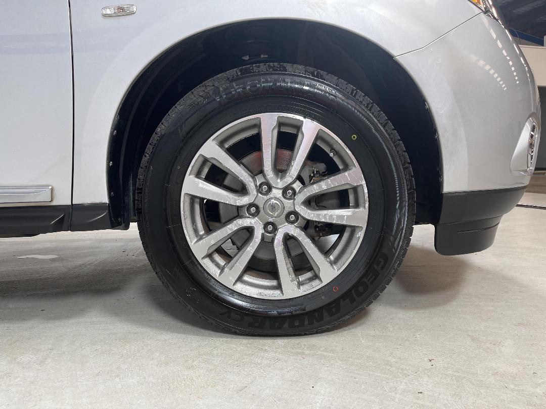 Photo '9' of Nissan Pathfinder Photo '9' of Nissan Pathfinder