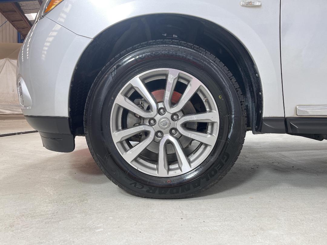 Photo '10' of Nissan Pathfinder Photo '10' of Nissan Pathfinder