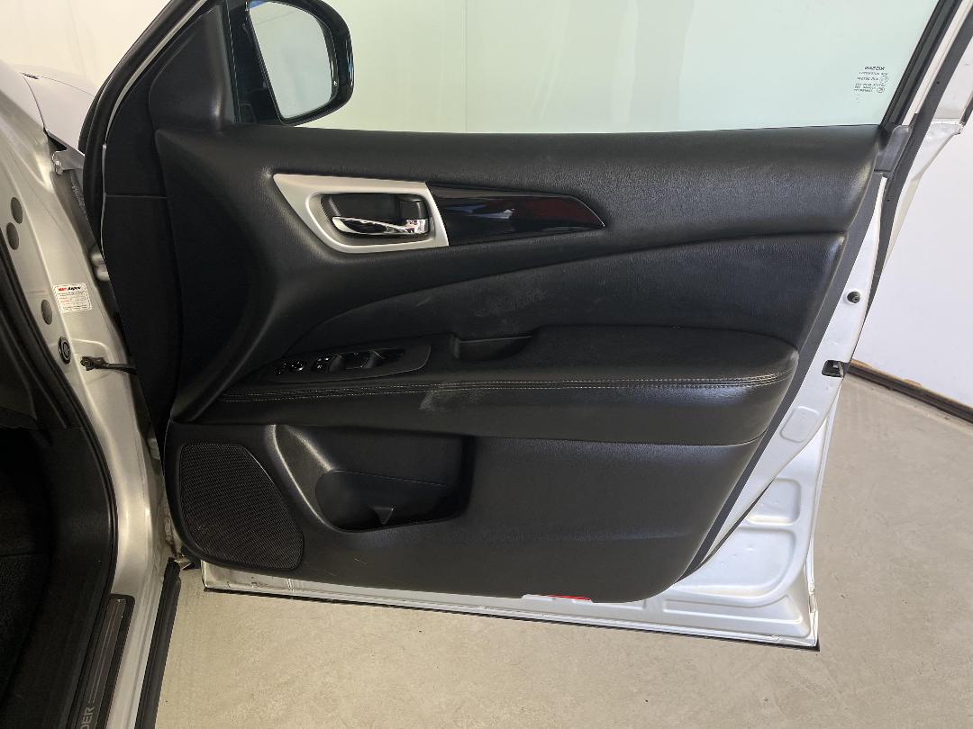 Photo '15' of Nissan Pathfinder Photo '15' of Nissan Pathfinder