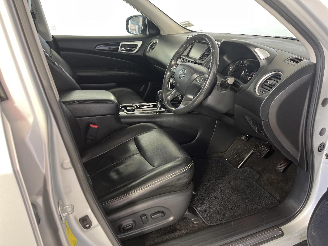 Photo '16' of Nissan Pathfinder Photo '16' of Nissan Pathfinder