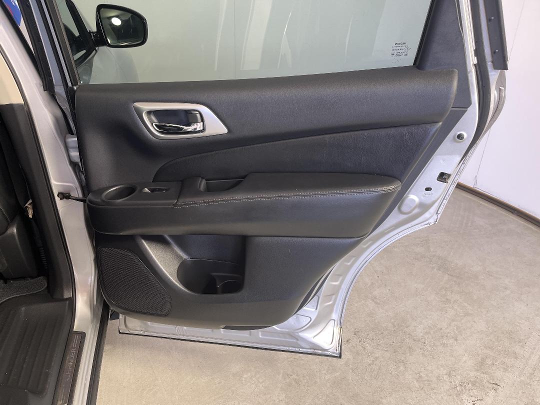 Photo '19' of Nissan Pathfinder Photo '19' of Nissan Pathfinder