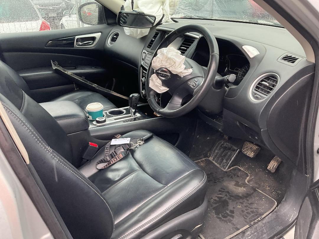 Photo '10' of Nissan Pathfinder TI Photo '10' of Nissan Pathfinder TI