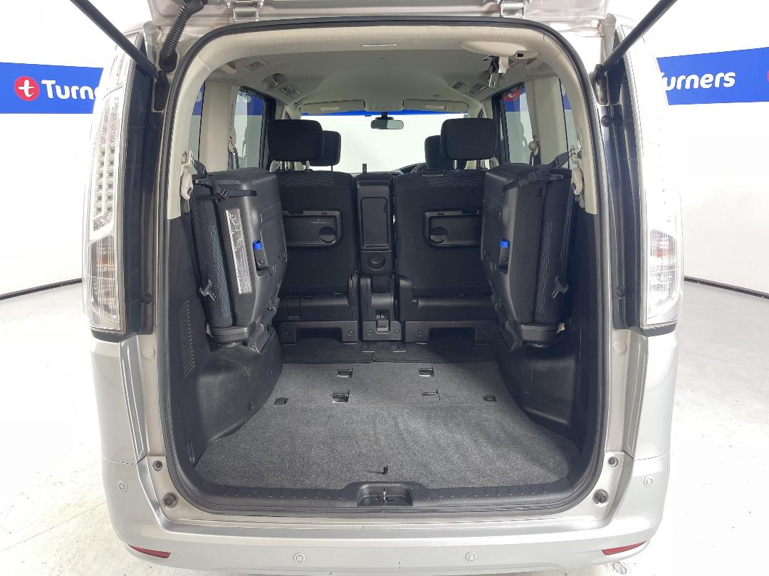 Photo '14' of Nissan Serena Photo '14' of Nissan Serena