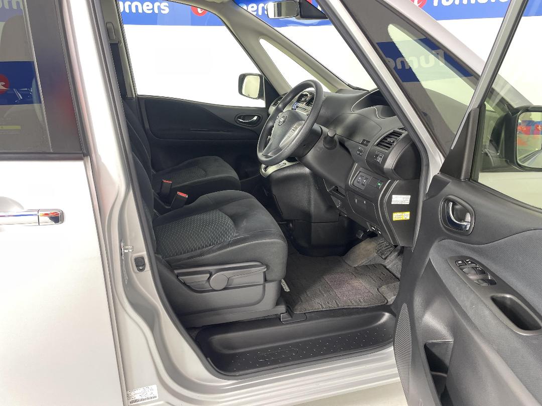 Photo '16' of Nissan Serena Photo '16' of Nissan Serena