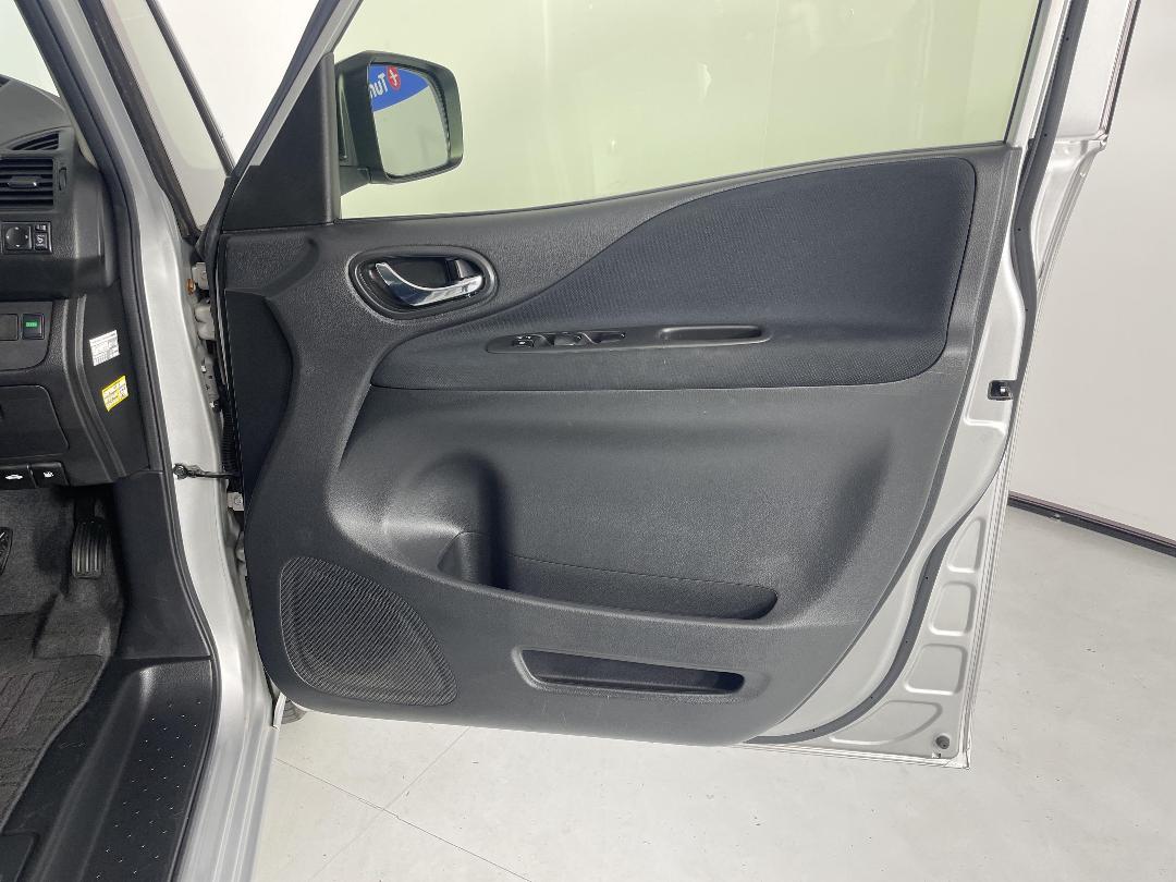 Photo '15' of Nissan Serena Photo '15' of Nissan Serena