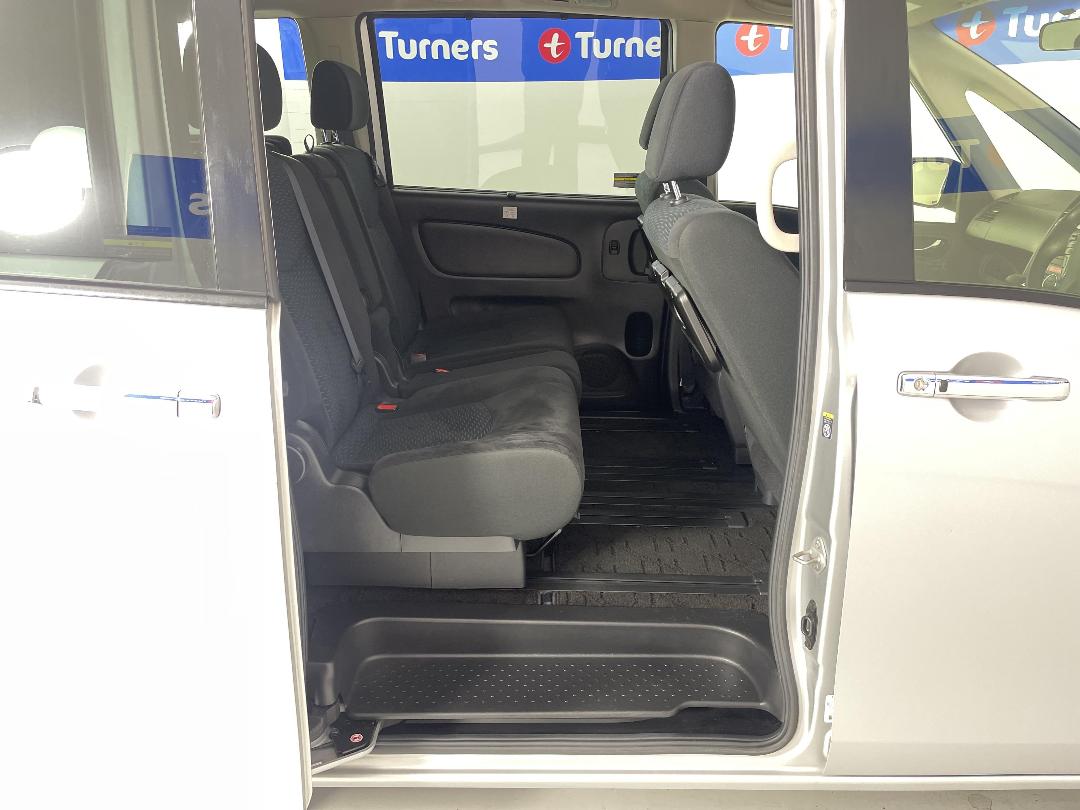 Photo '19' of Nissan Serena Photo '19' of Nissan Serena