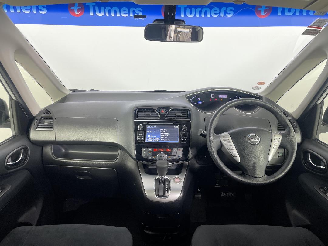 Photo '17' of Nissan Serena Photo '17' of Nissan Serena