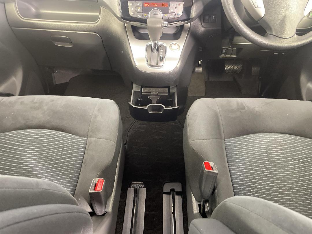 Photo '18' of Nissan Serena Photo '18' of Nissan Serena