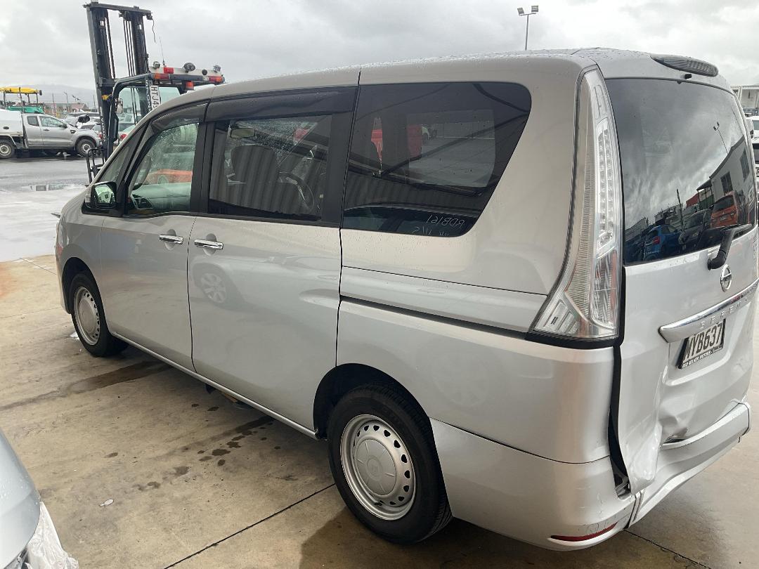 Photo '3' of Nissan Serena Photo '3' of Nissan Serena