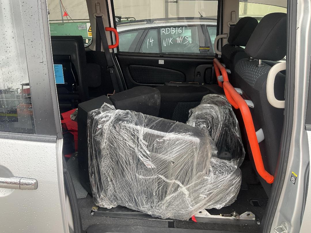 Photo '11' of Nissan Serena Photo '11' of Nissan Serena