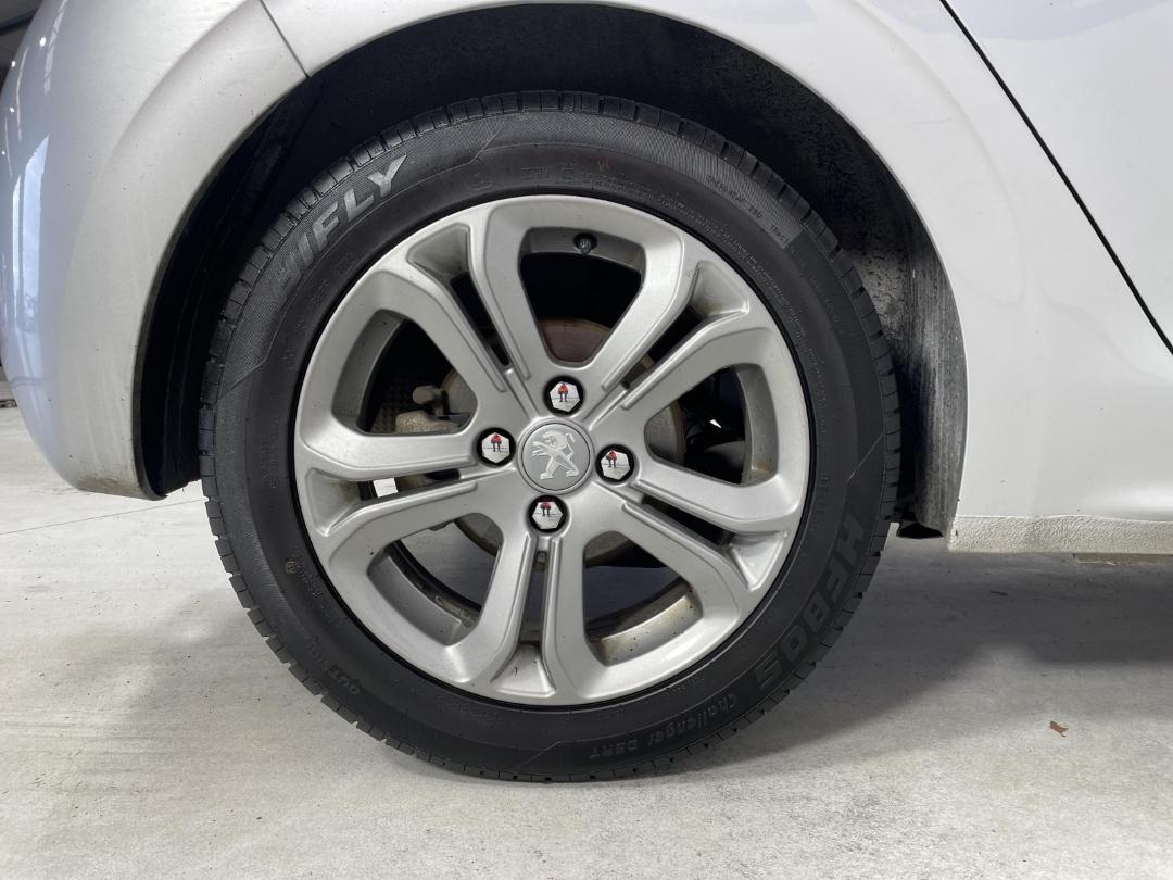 Photo '12' of Peugeot 208