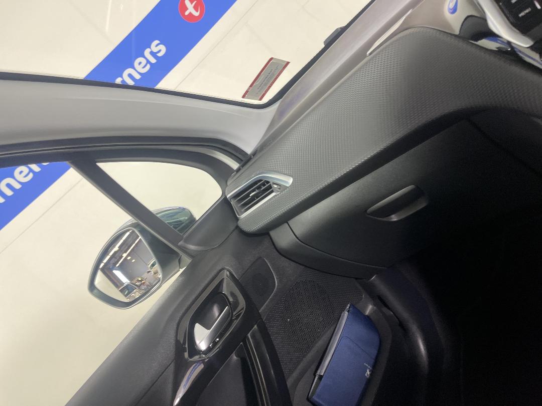 Photo '13' of Peugeot 208 Photo '13' of Peugeot 208