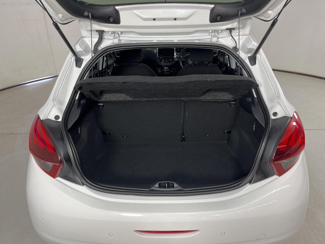 Photo '14' of Peugeot 208 Photo '14' of Peugeot 208