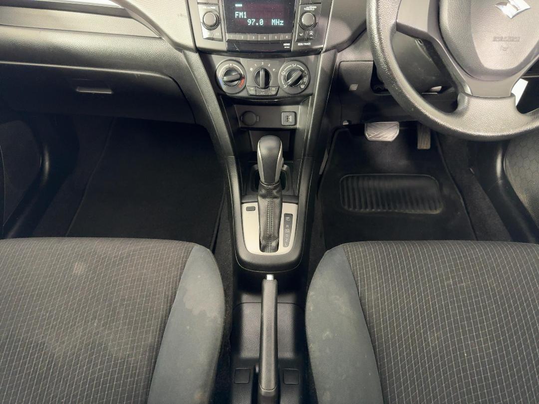 Photo '18' of Suzuki Swift