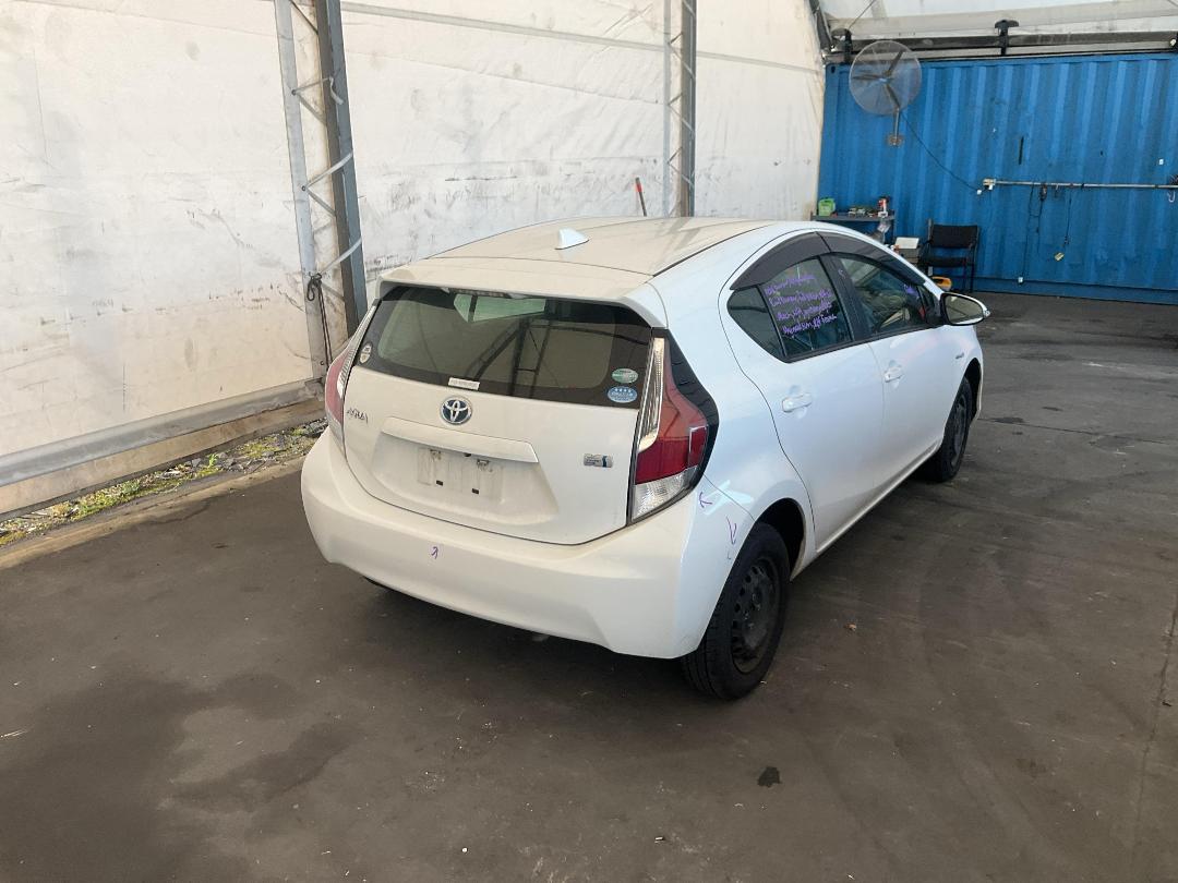 Photo '11' of Toyota Aqua Hybrid