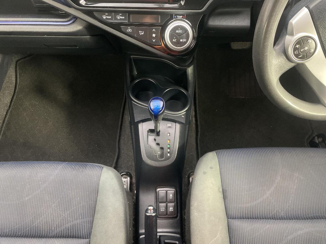 Photo '18' of Toyota Aqua Photo '18' of Toyota Aqua