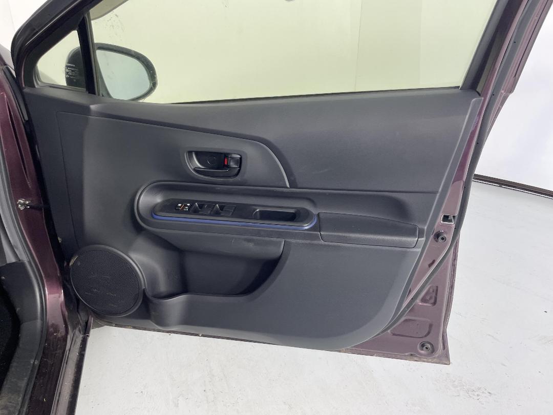 Photo '13' of Toyota Aqua Hybrid