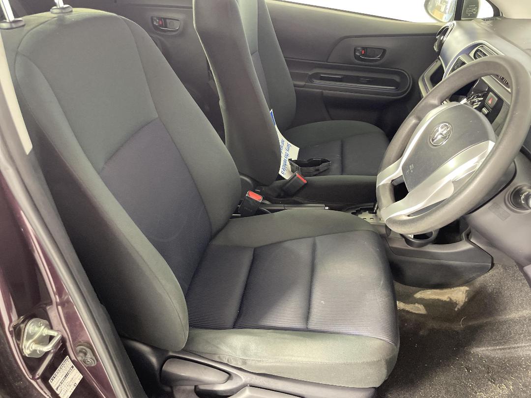 Photo '14' of Toyota Aqua Hybrid