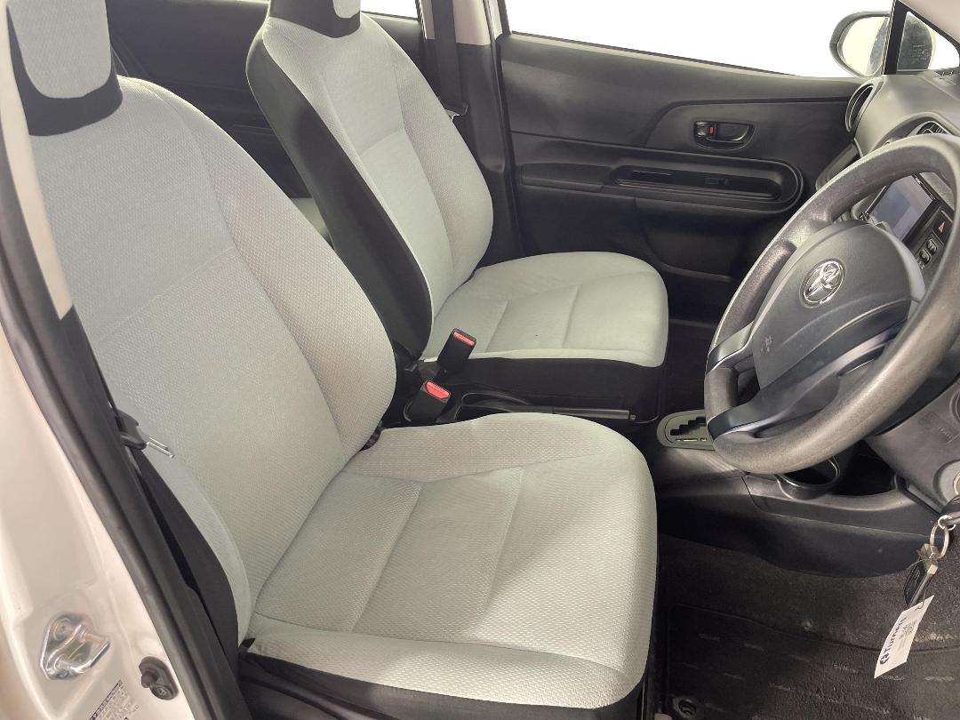 Photo '16' of Toyota Aqua Photo '16' of Toyota Aqua