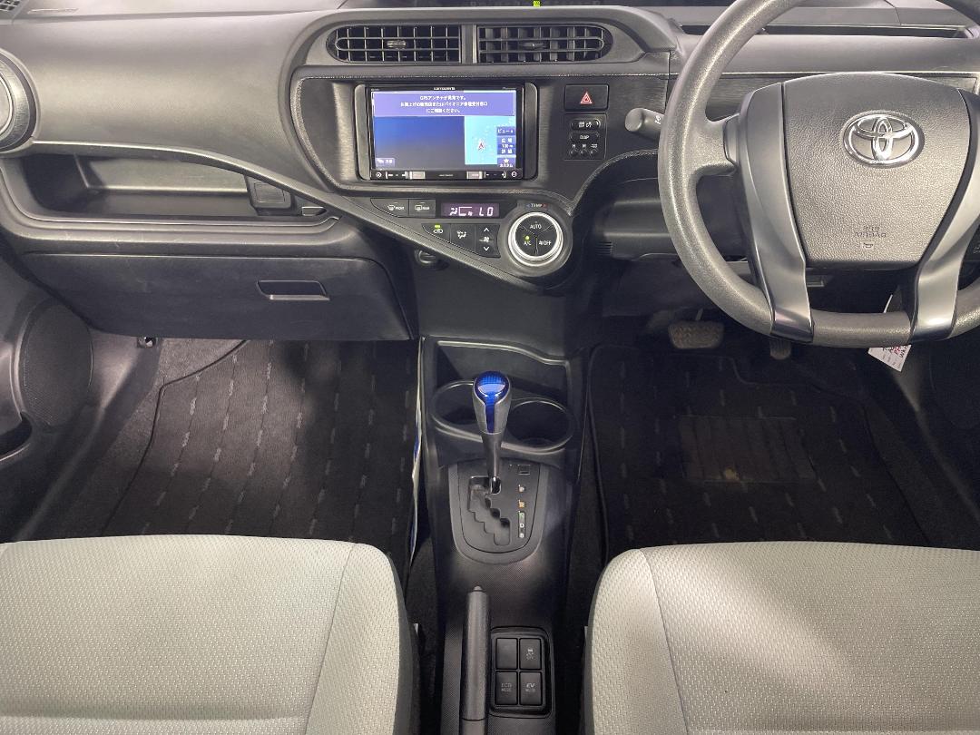 Photo '18' of Toyota Aqua Photo '18' of Toyota Aqua