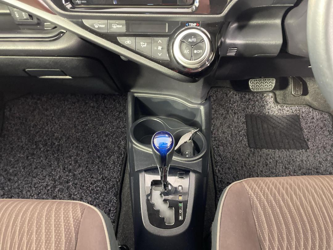 Photo '18' of Toyota Aqua Photo '18' of Toyota Aqua