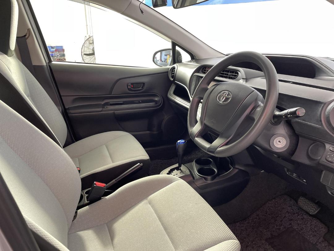 Photo '16' of Toyota Aqua Photo '16' of Toyota Aqua