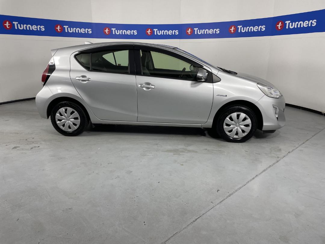 Photo '23' of Toyota Aqua Photo '23' of Toyota Aqua