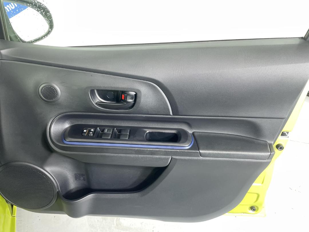 Photo '15' of Toyota Aqua Photo '15' of Toyota Aqua