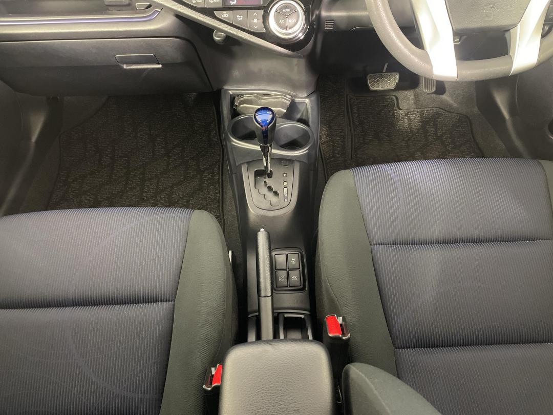 Photo '18' of Toyota Aqua Photo '18' of Toyota Aqua