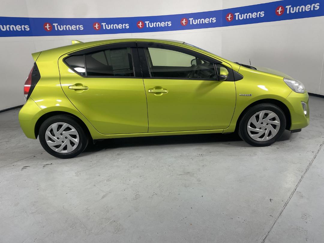 Photo '29' of Toyota Aqua Photo '29' of Toyota Aqua