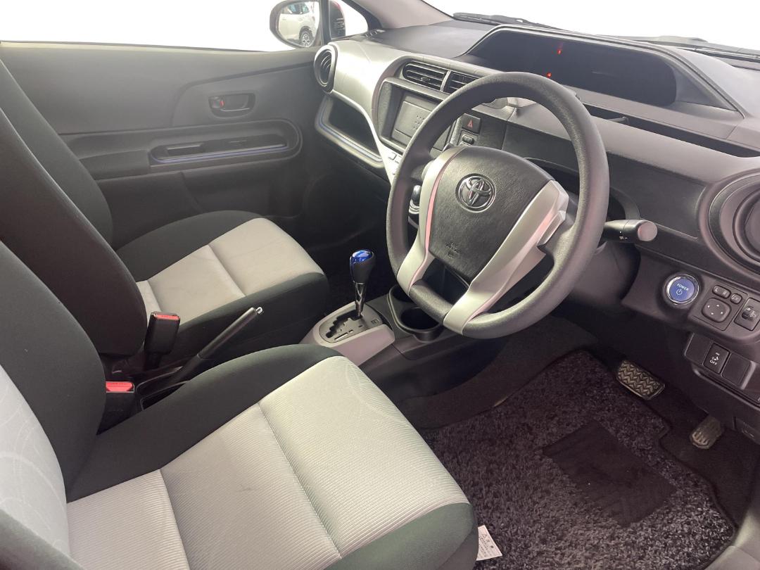 Photo '16' of Toyota Aqua Photo '16' of Toyota Aqua