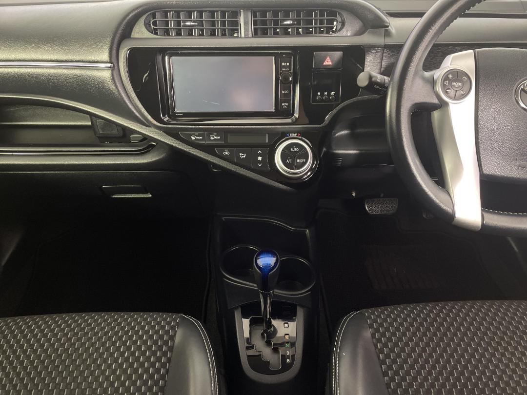 Photo '18' of Toyota Aqua Photo '18' of Toyota Aqua