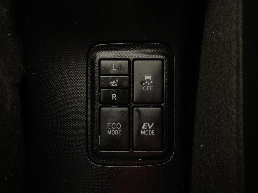 Photo '23' of Toyota Aqua Photo '23' of Toyota Aqua