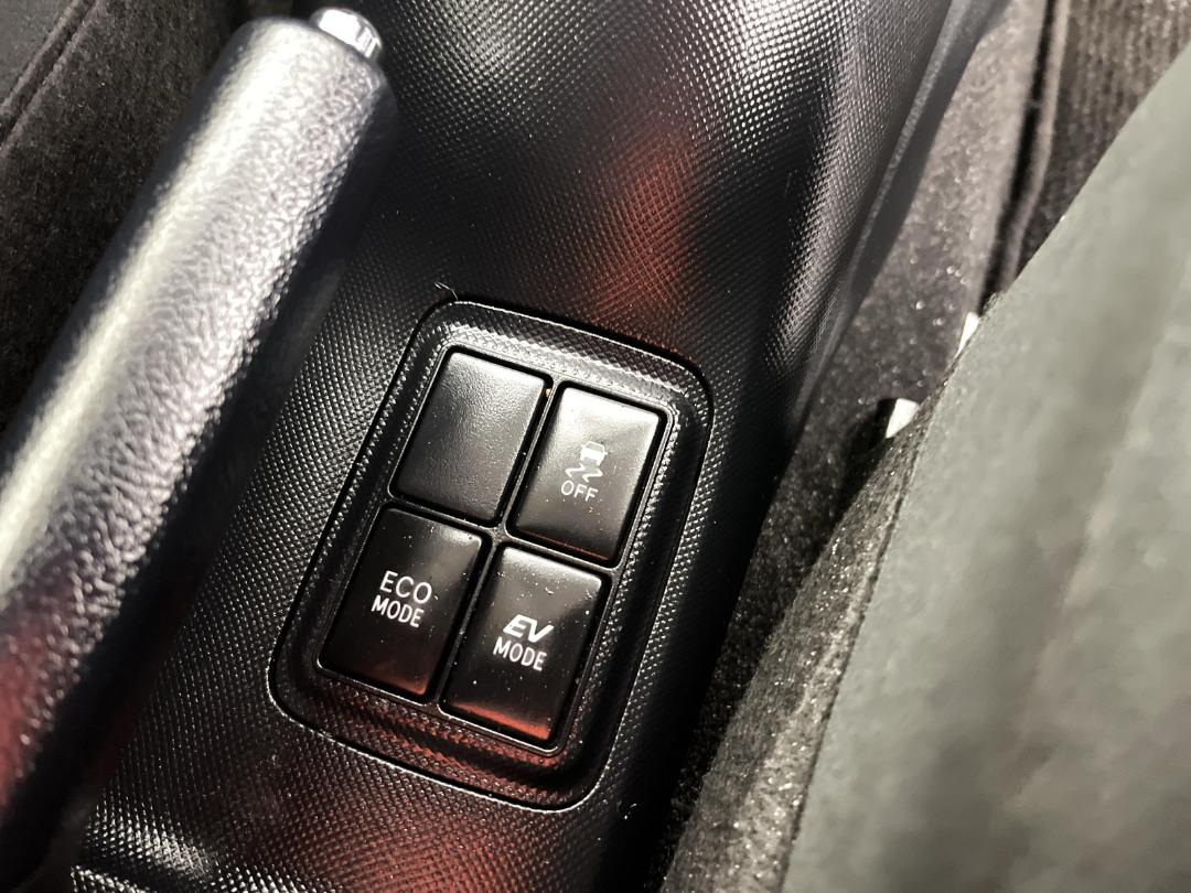 Photo '25' of Toyota Aqua Photo '25' of Toyota Aqua