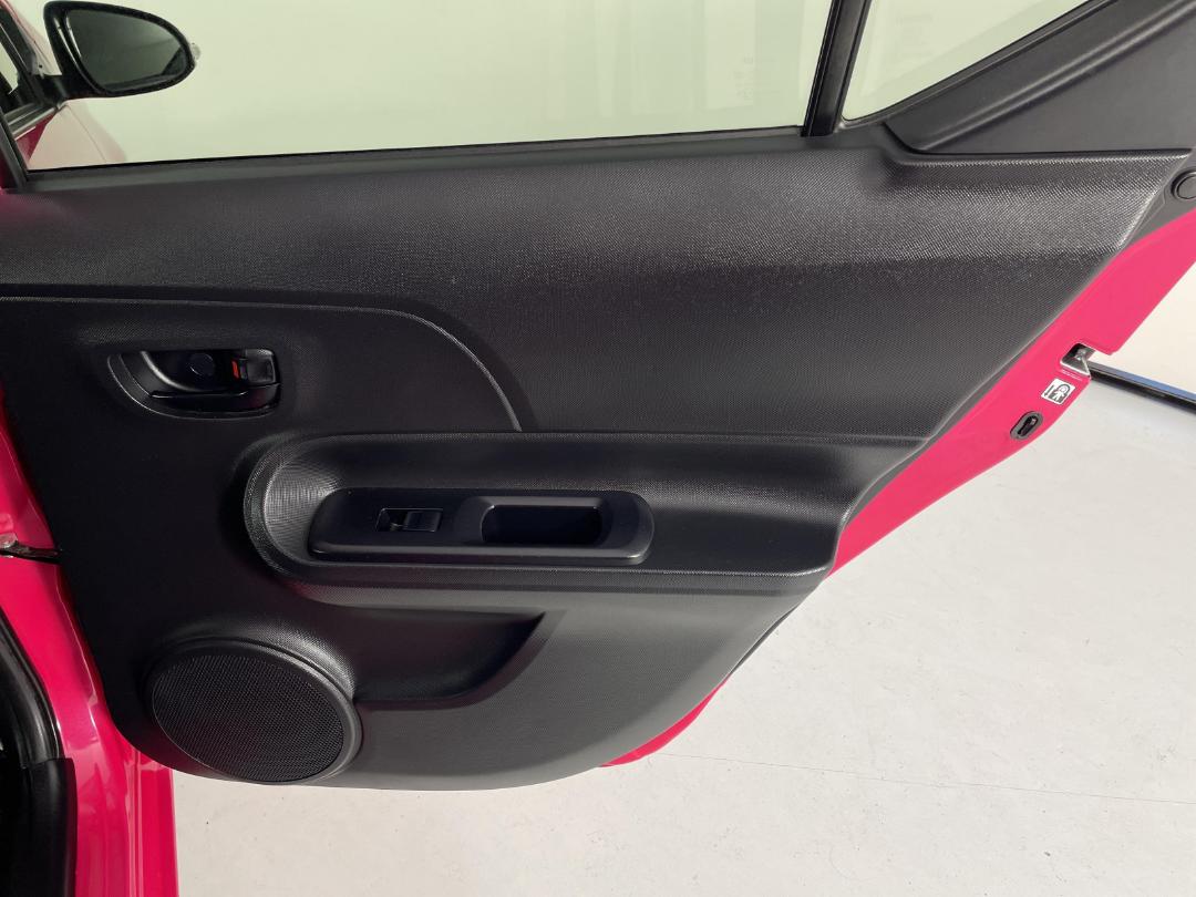 Photo '19' of Toyota Aqua Photo '19' of Toyota Aqua