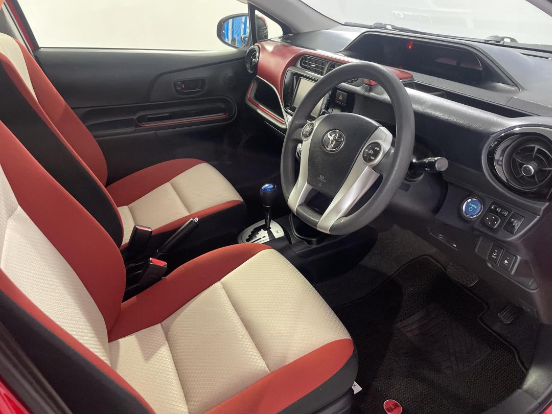 Photo '16' of Toyota Aqua Photo '16' of Toyota Aqua