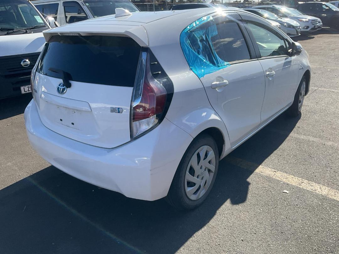 Photo '4' of Toyota Aqua 1.5 L. Hybrid. S. Photo '4' of Toyota Aqua 1.5 L. Hybrid. S.