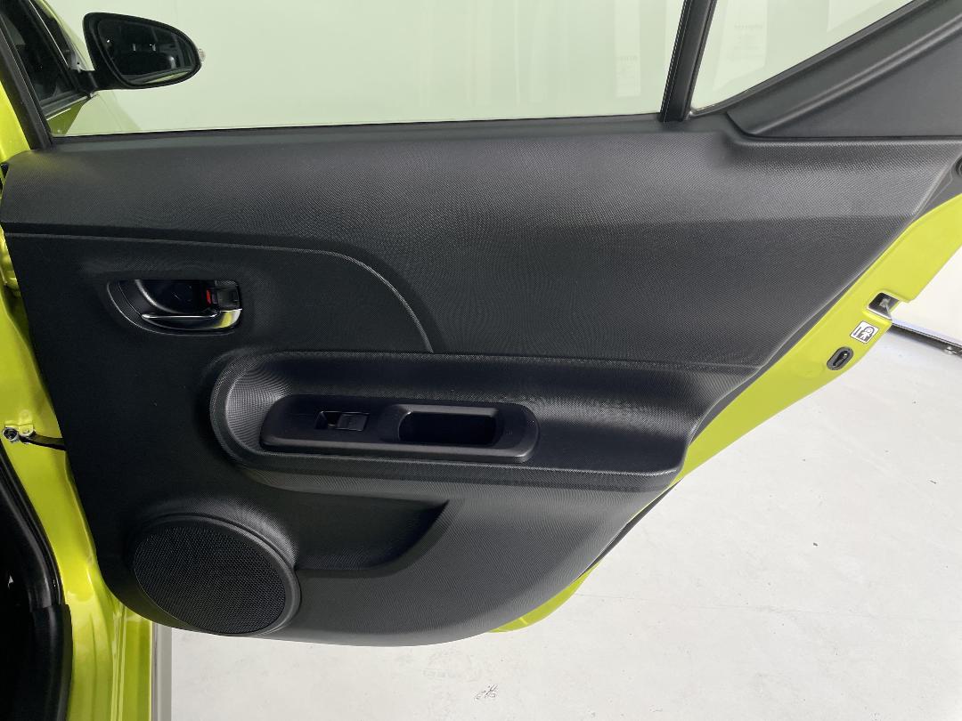 Photo '19' of Toyota Aqua Photo '19' of Toyota Aqua