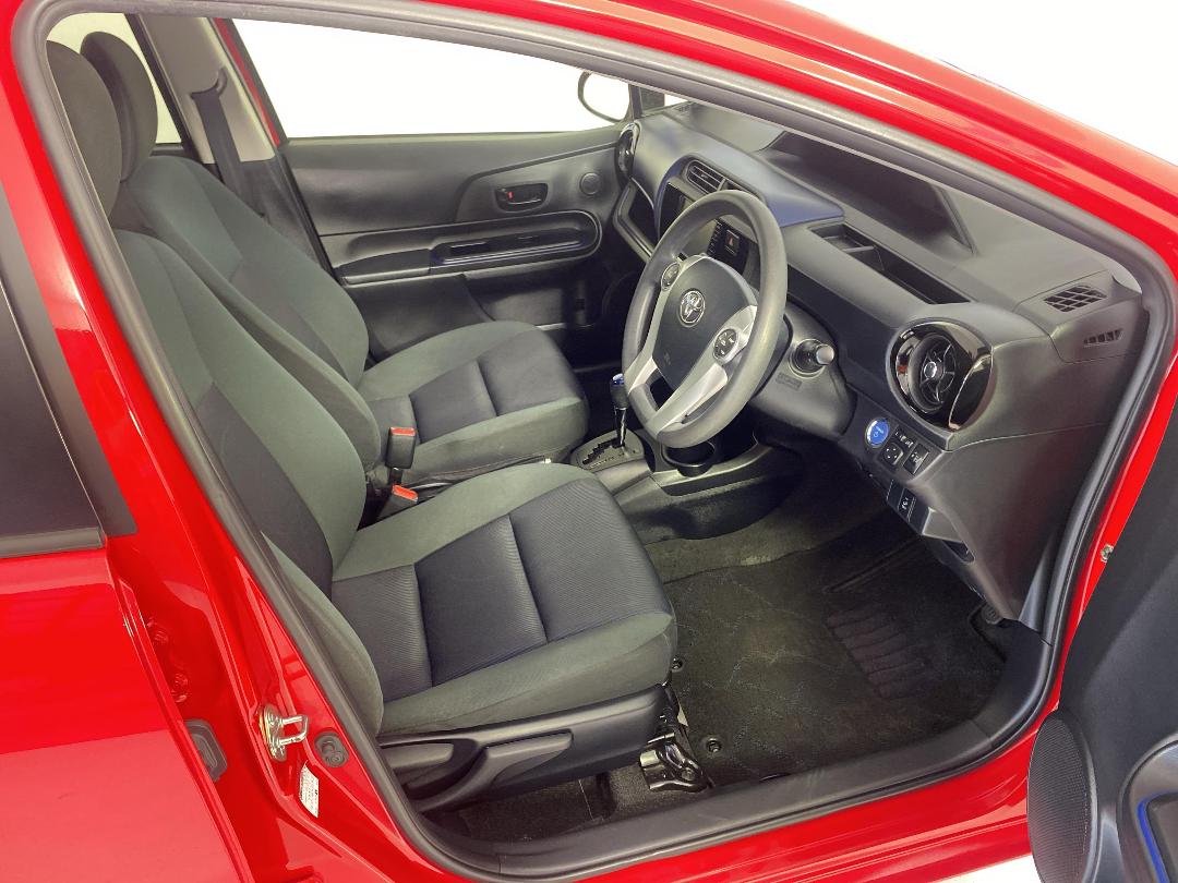 Photo '16' of Toyota Aqua Photo '16' of Toyota Aqua