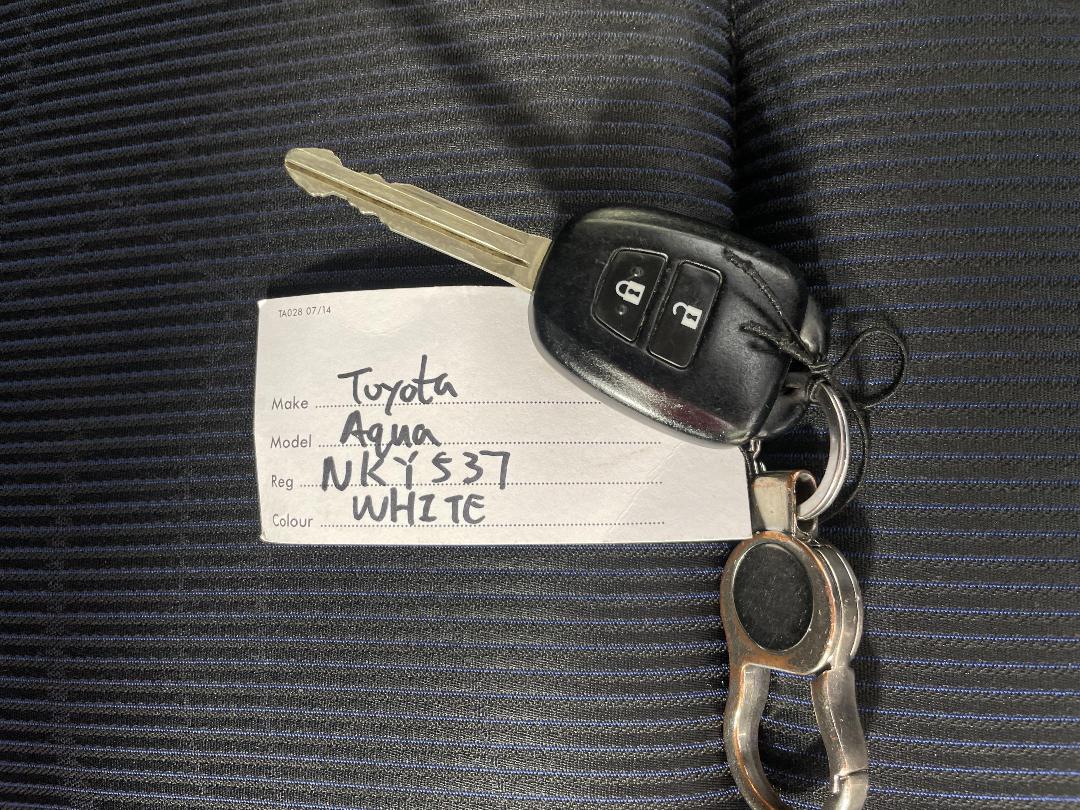 Photo '22' of Toyota Aqua Photo '22' of Toyota Aqua