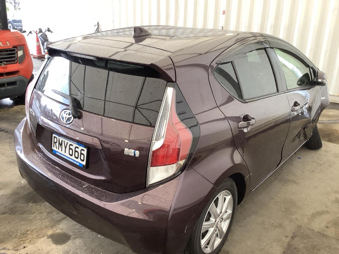 Photo '10' of Toyota Aqua Photo '10' of Toyota Aqua