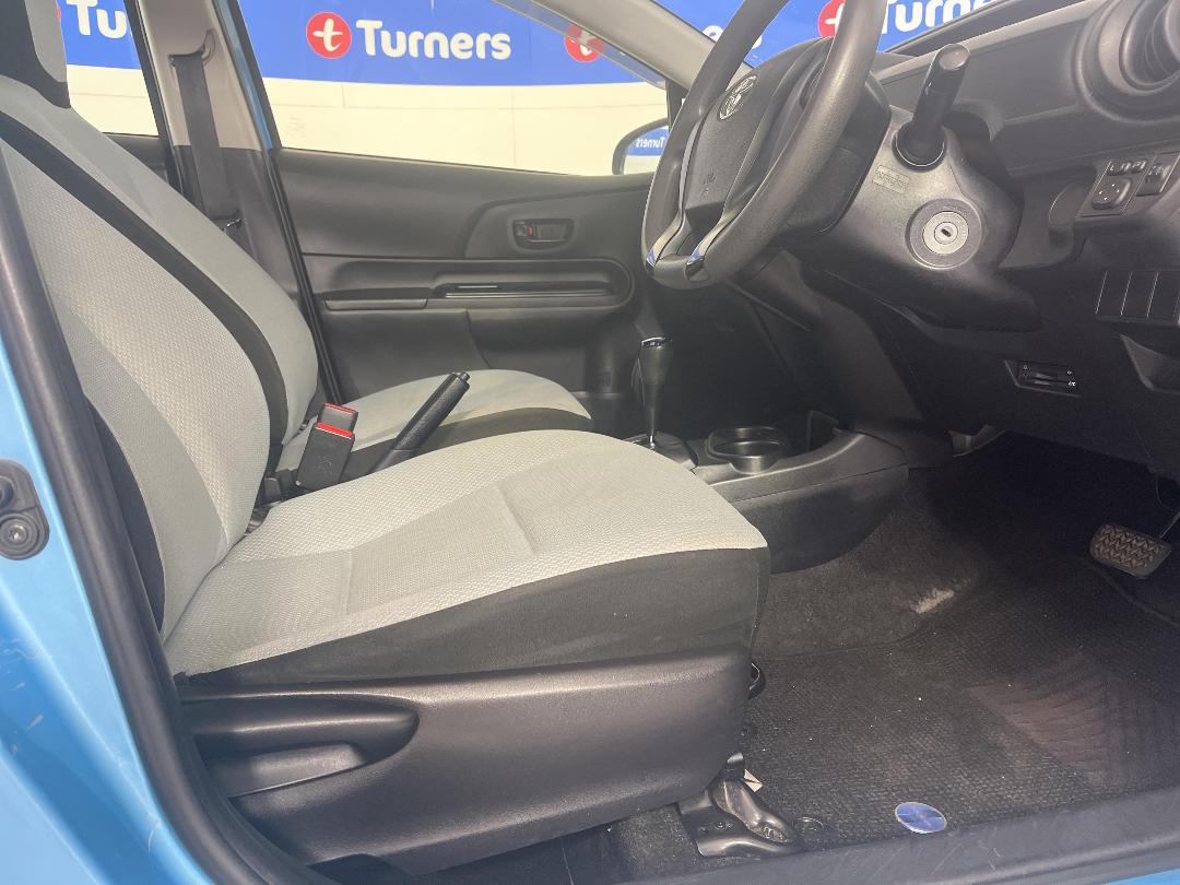 Photo '16' of Toyota Aqua Photo '16' of Toyota Aqua