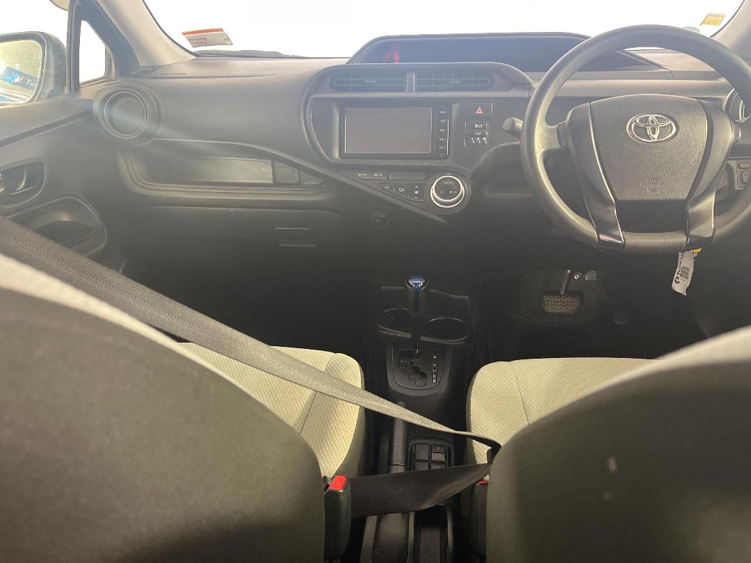 Photo '18' of Toyota Aqua Photo '18' of Toyota Aqua