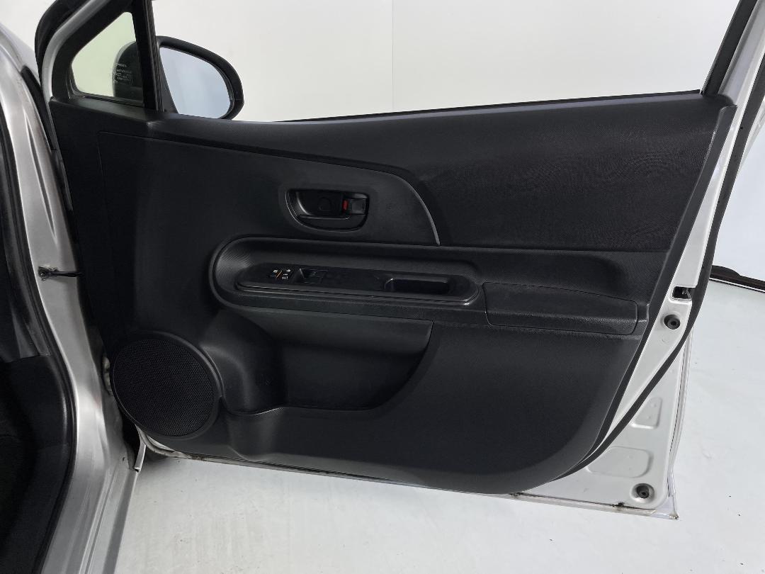 Photo '15' of Toyota Aqua Photo '15' of Toyota Aqua