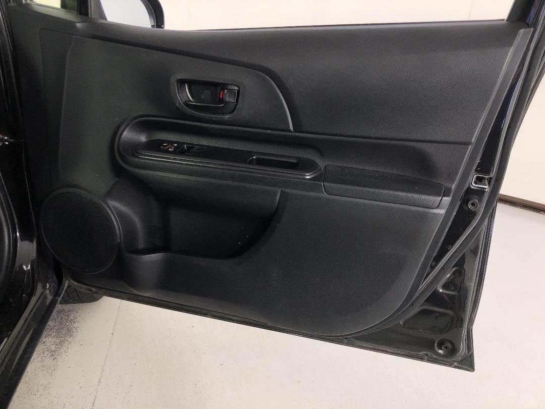 Photo '13' of Toyota Aqua Hybrid