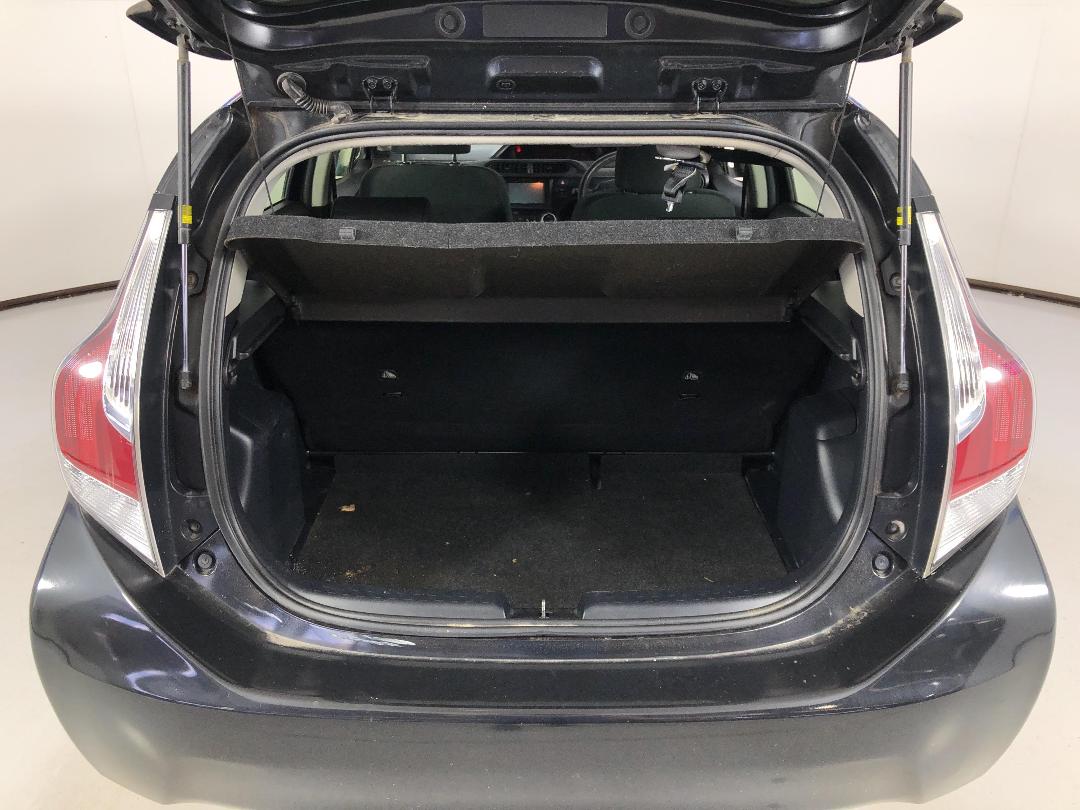 Photo '12' of Toyota Aqua Hybrid