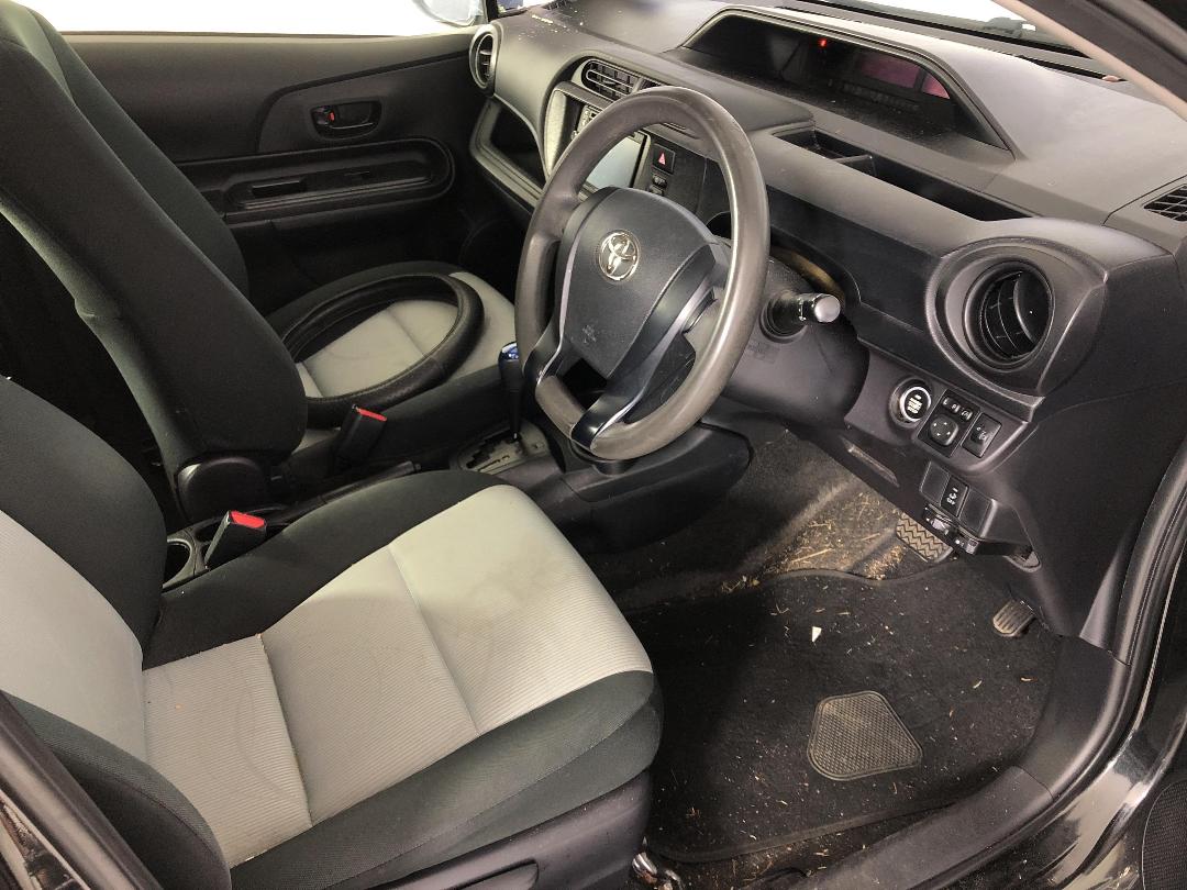 Photo '14' of Toyota Aqua Hybrid