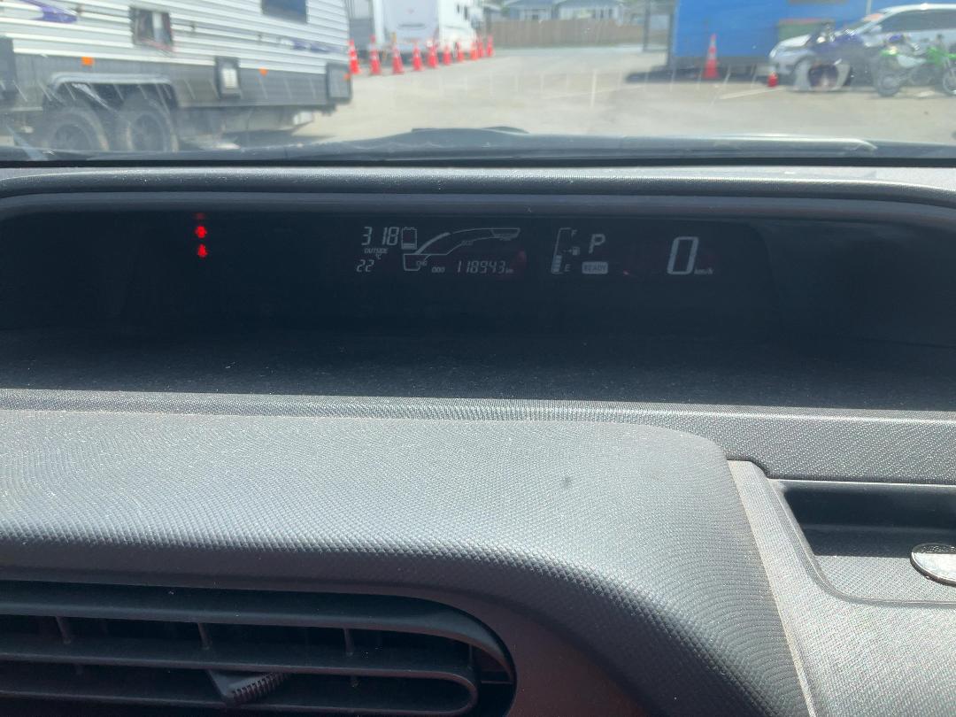 Photo '14' of Toyota Aqua Hybrid