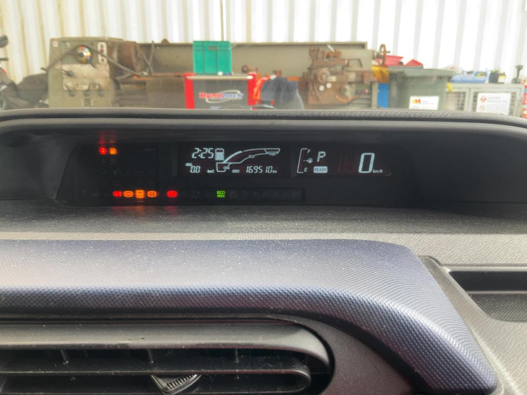 Photo '13' of Toyota Aqua Hybrid