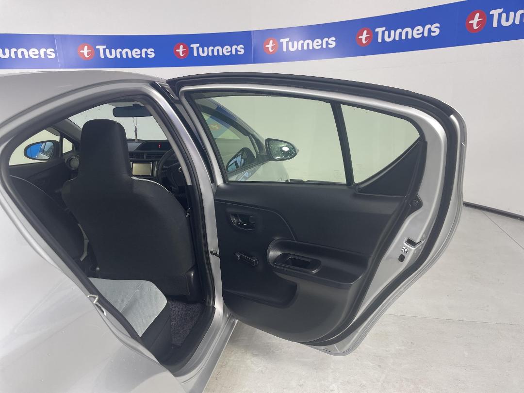 Photo '19' of Toyota Aqua Photo '19' of Toyota Aqua